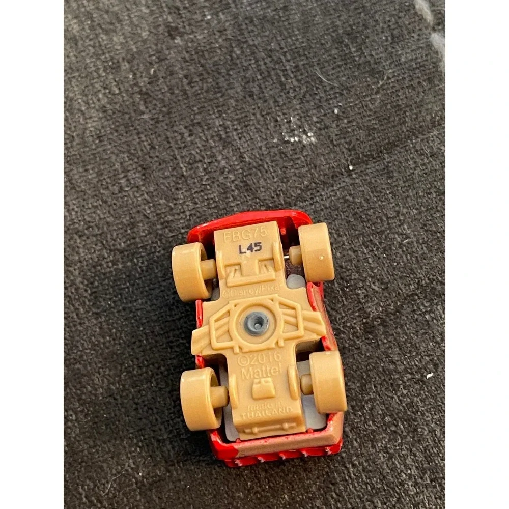 Disney Pixar Cars  Mini Racer Dirt Track Lightning  McQueen